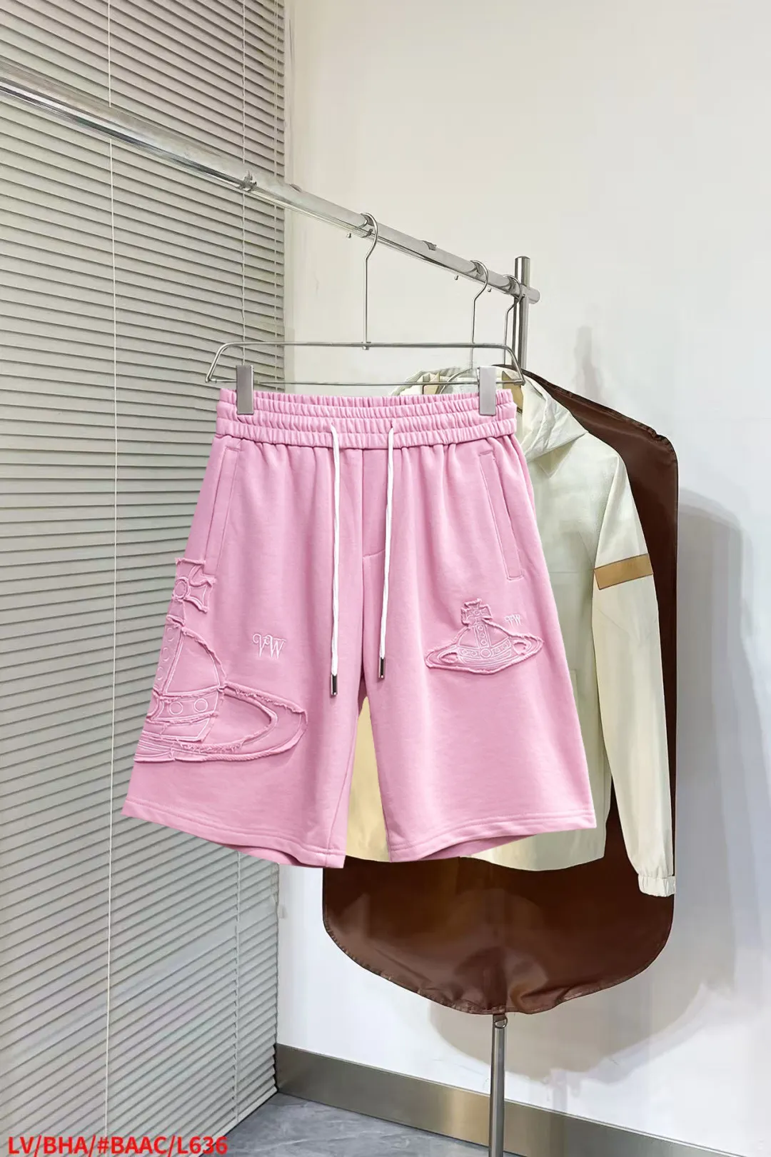 The Queen Mother's three-standard complete 2026 summer New Arrival men's casual shorts, advanced custom-made fabric Breathable fabric, Breathable elasticity and comfort, impeccable details, top-grade accessories, original logo design concept, delicate and soft feel! The upper body fit is awesome! Size: M-XXXL Please state your height and weight when ordering